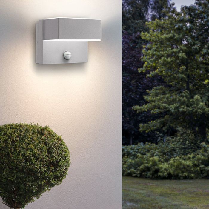 Silberne moderne Außen Wandleuchte mit Bewegungsmelder Metall, Jason, IP44